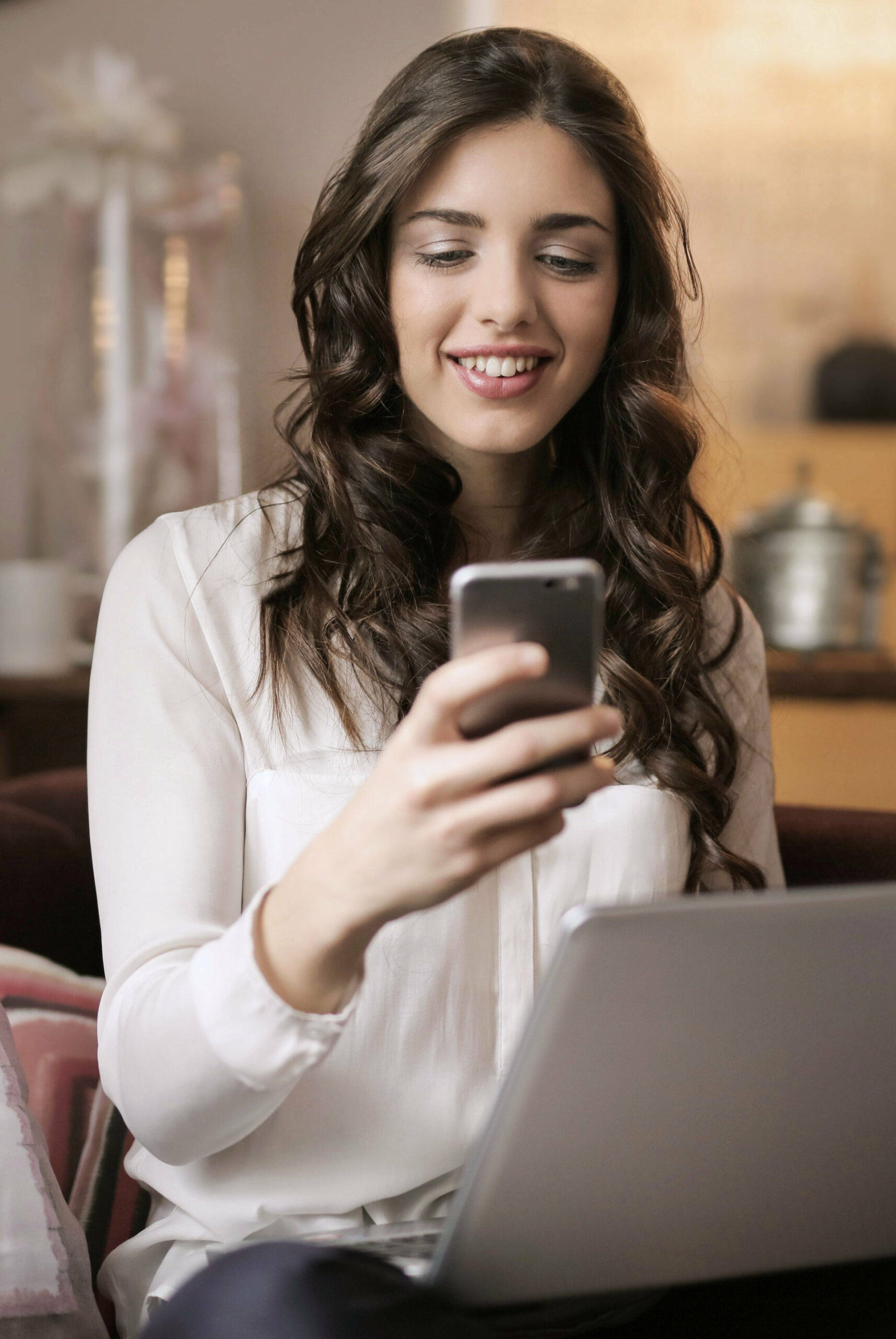 Fill-Form Une femme rempli le formulaire pour prendre contact avec Mégataf.